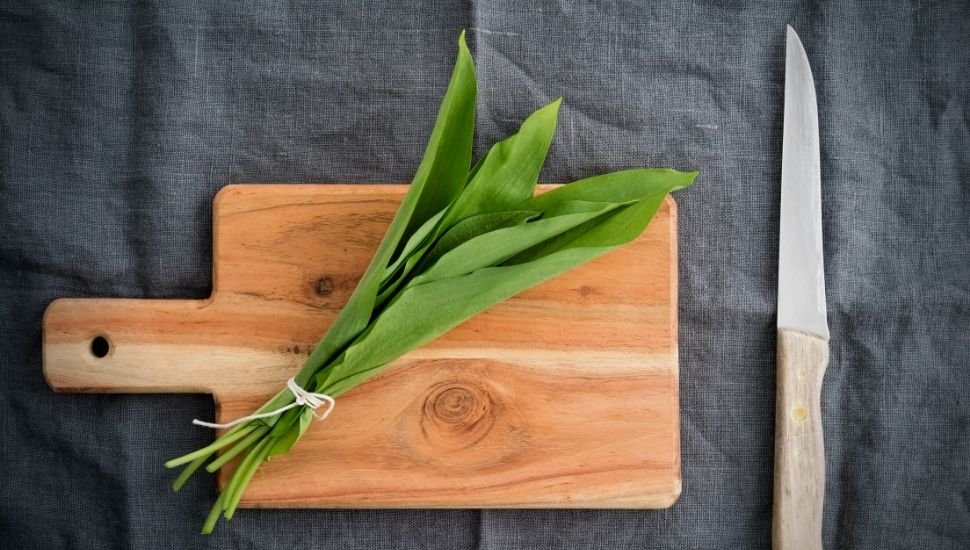 preparing Wild Garlic leaves for cutting