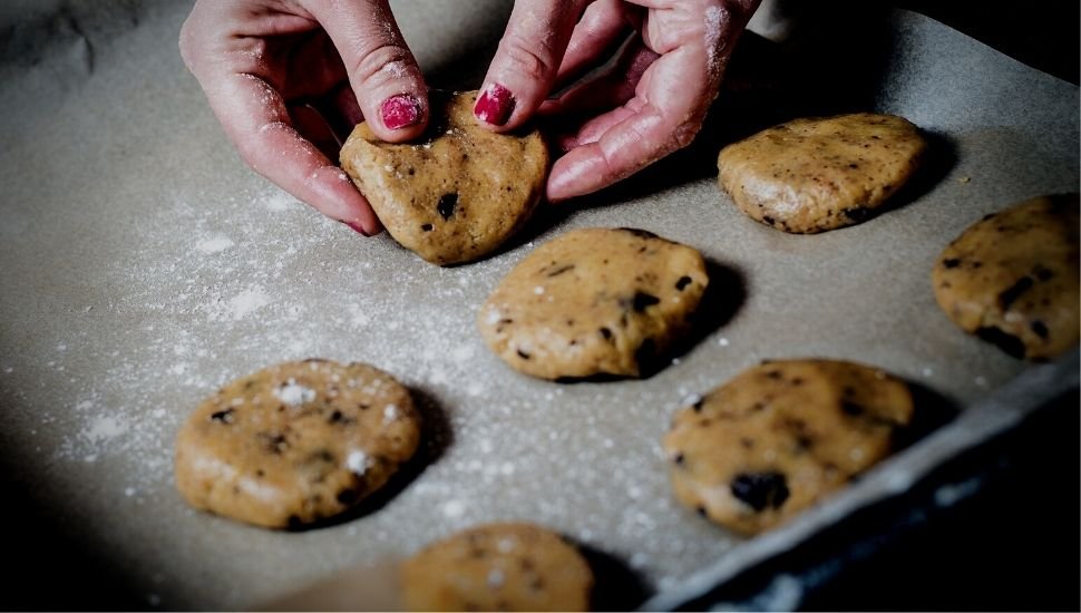 image of placing Cookies on the making pan