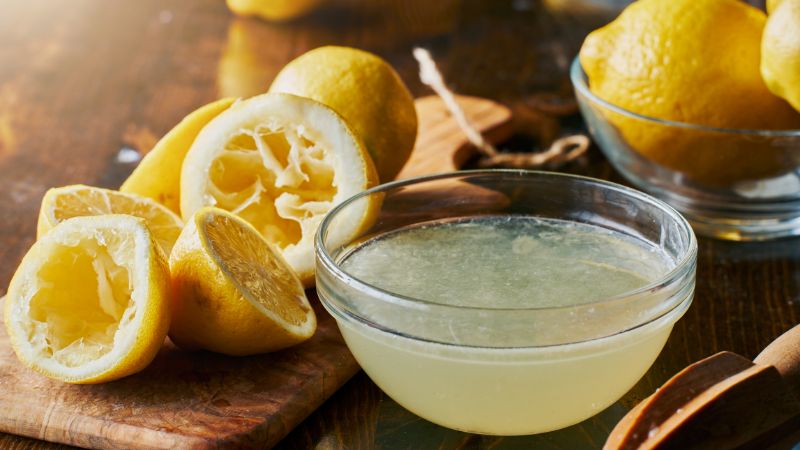 image of lemon juice in bowl and squeezed lemons